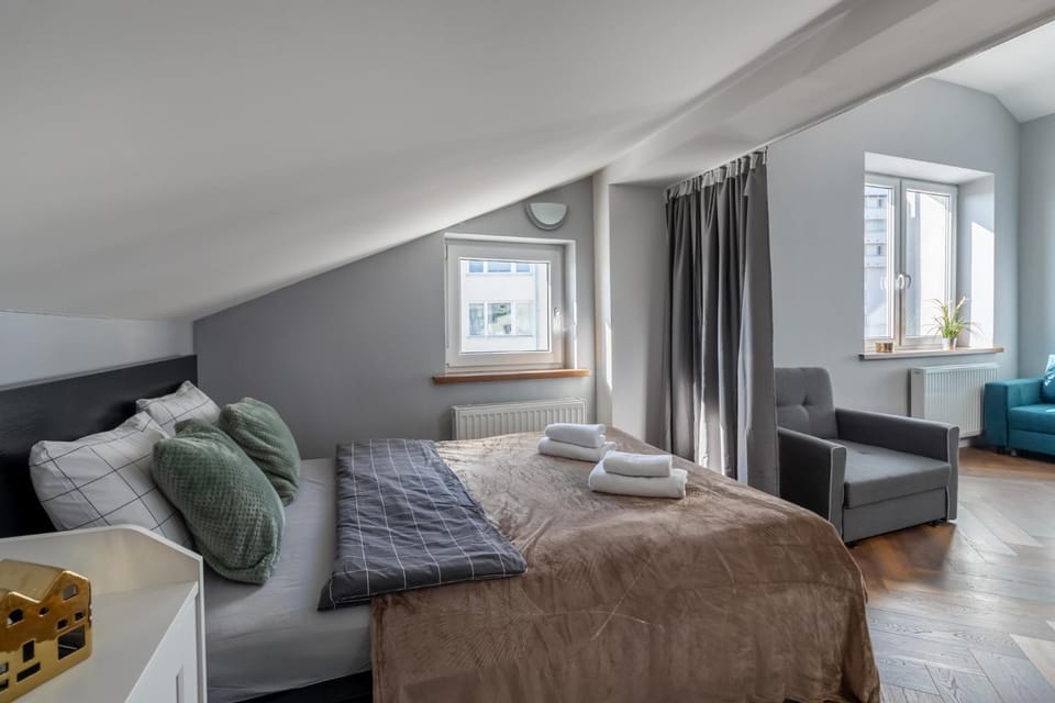 Bed, Living room, Photo of the whole room, Seating area, Bedroom, towels
