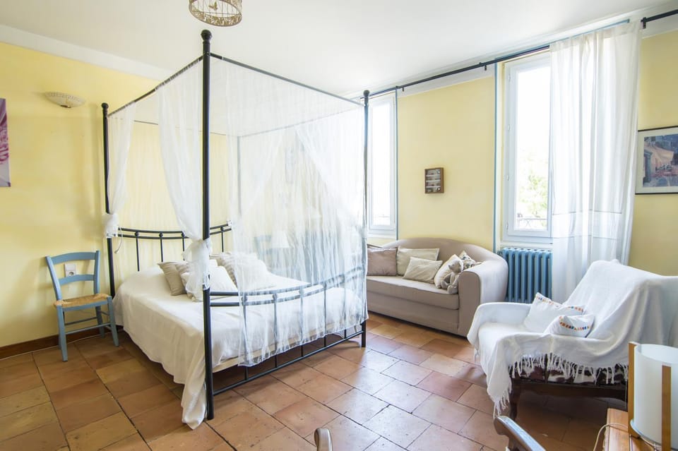 Photo of the whole room, Bedroom