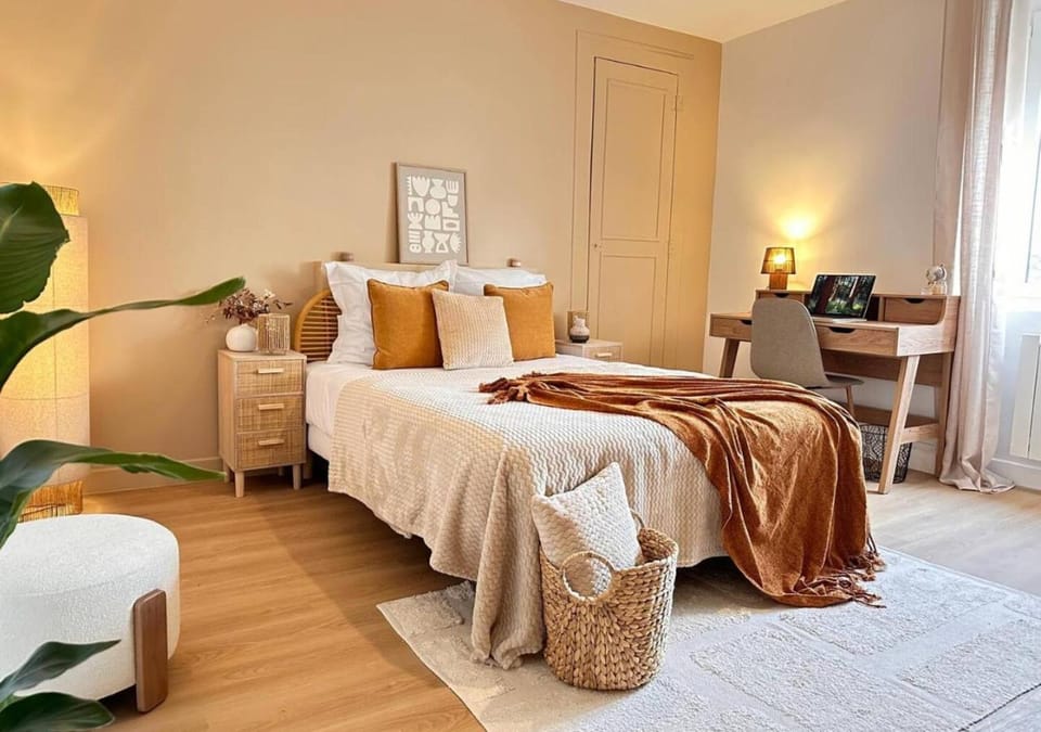 Bed, Photo of the whole room, Decorative detail, Bedroom