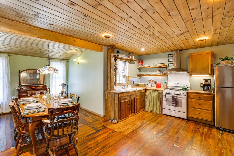 Pet-Friendly Ski, Swim & Relax Poconos Getaway House in Lake Naomi