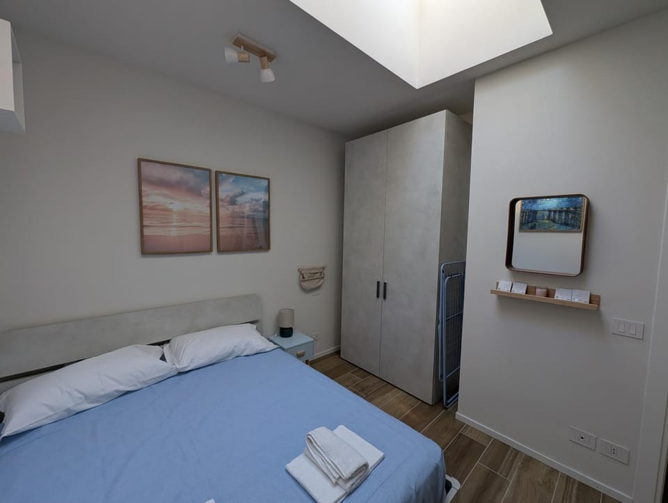 Bed, Photo of the whole room, wardrobe