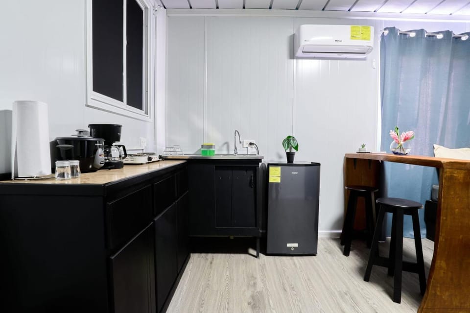 Coffee/tea facilities, Kitchen or kitchenette, Dining area, air conditioner