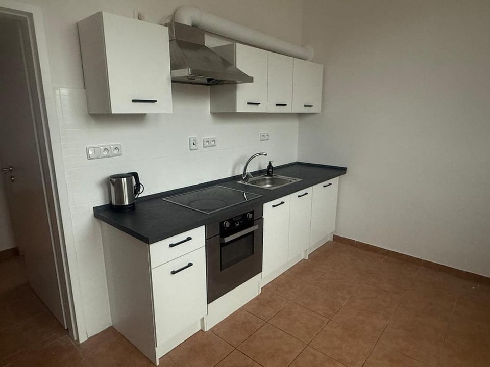 Kitchen or kitchenette, oven, pet friendly, stove