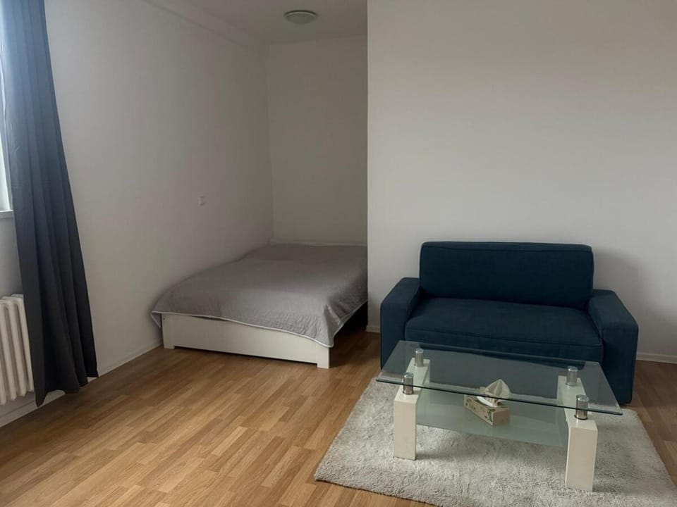 Bed, Seating area