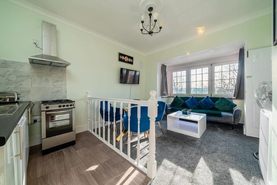 Convenient City Flat By Golden Service Accommodation Relocators Accommodation Wanstead Apartment in London