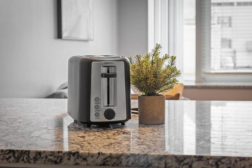 DT Fast Wifi Pet Friendly Bidet Sprayer Apartment in Cleveland Heights