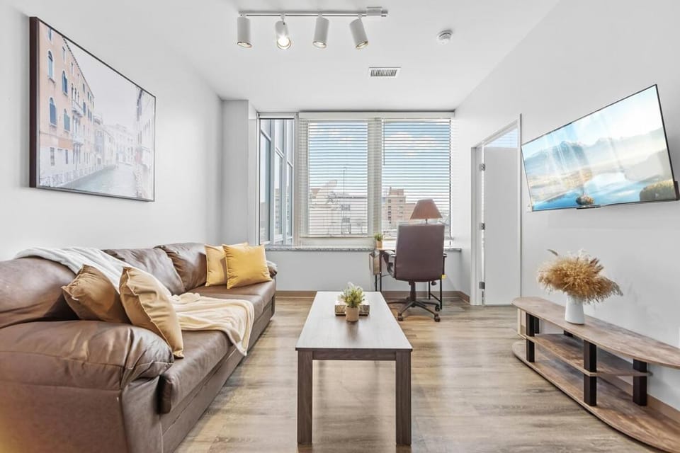 DT Fast Wifi Pet Friendly Bidet Sprayer Apartment in Cleveland Heights