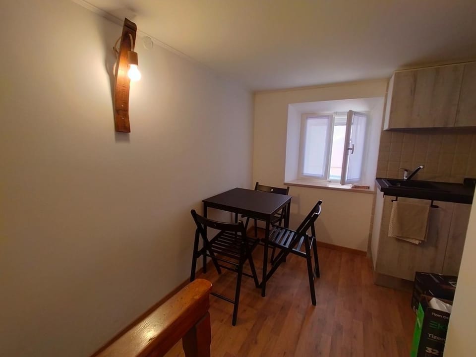 Kitchen or kitchenette, Dining area