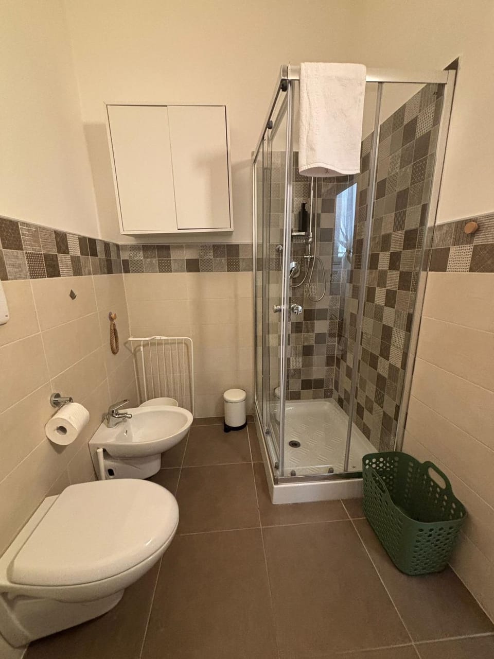 Shower, Toilet, Bathroom, bidet, towels