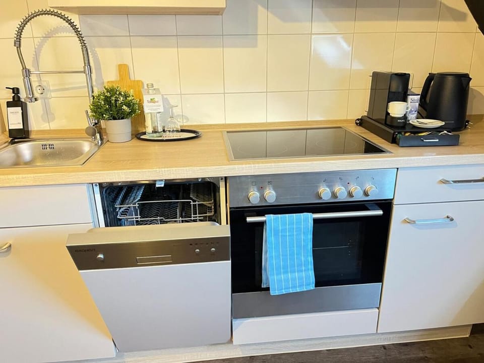 Coffee/tea facilities, Kitchen or kitchenette, dishwasher, stove