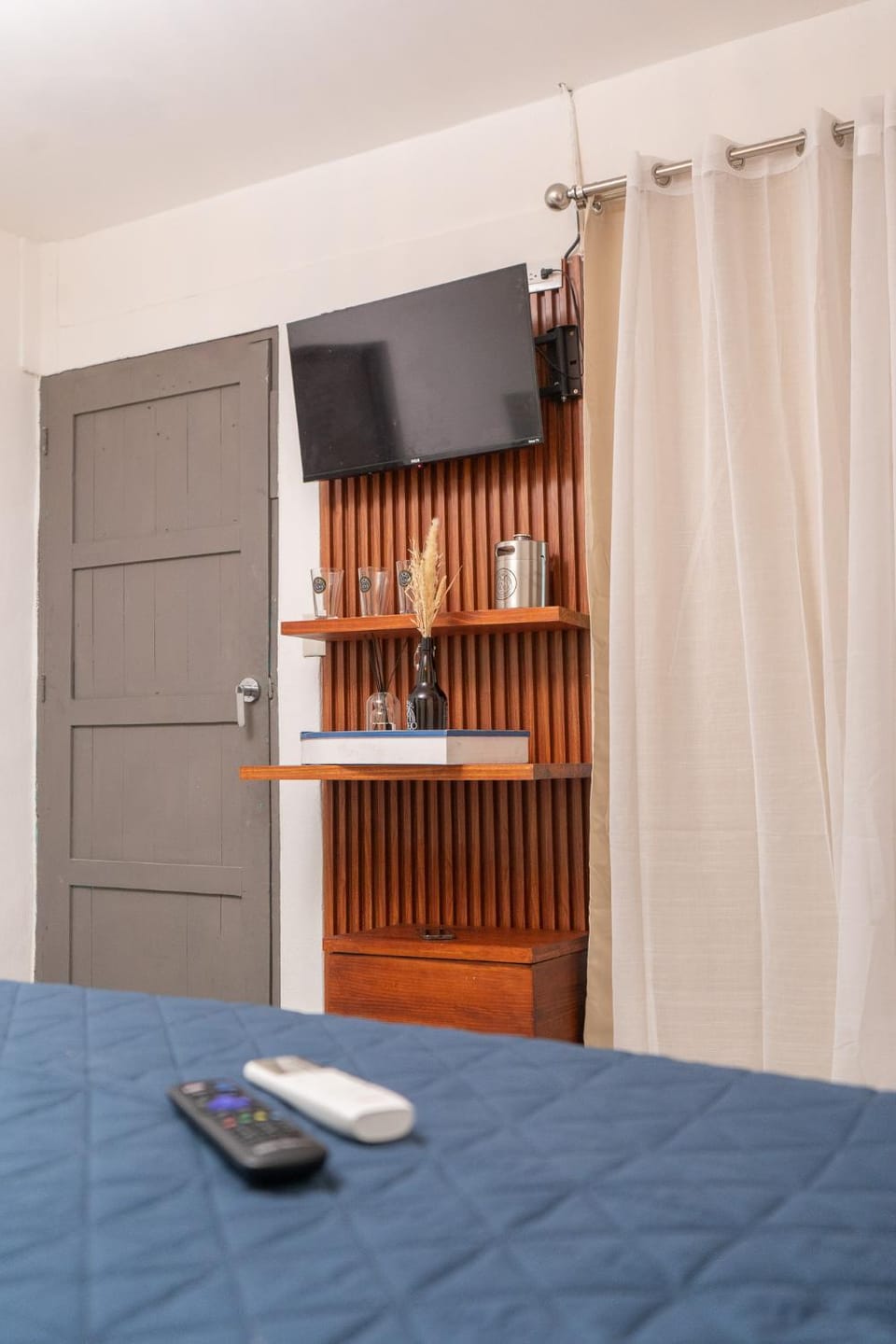 Bed, TV and multimedia, Photo of the whole room, Bedroom