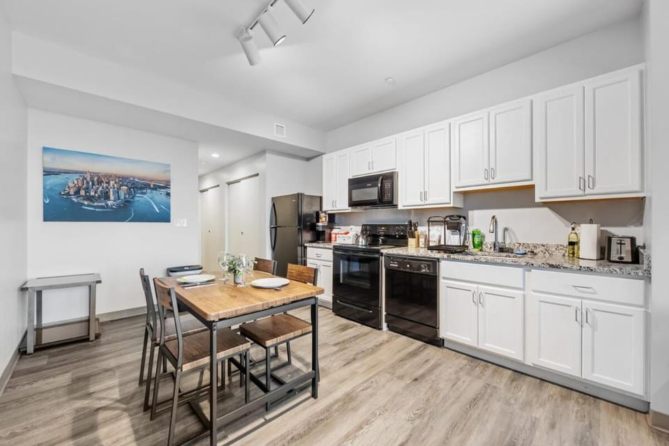 DT Gym Pet Friendly 1 Bus to Clinic or CSU Apartment in Cleveland Heights