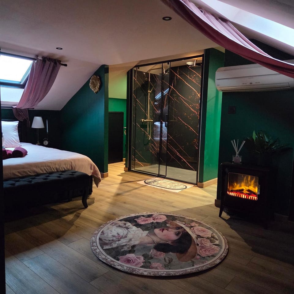 Bed, Photo of the whole room, Bedroom