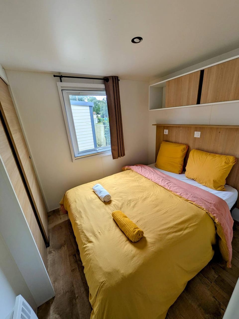 Bed, Bedroom, towels
