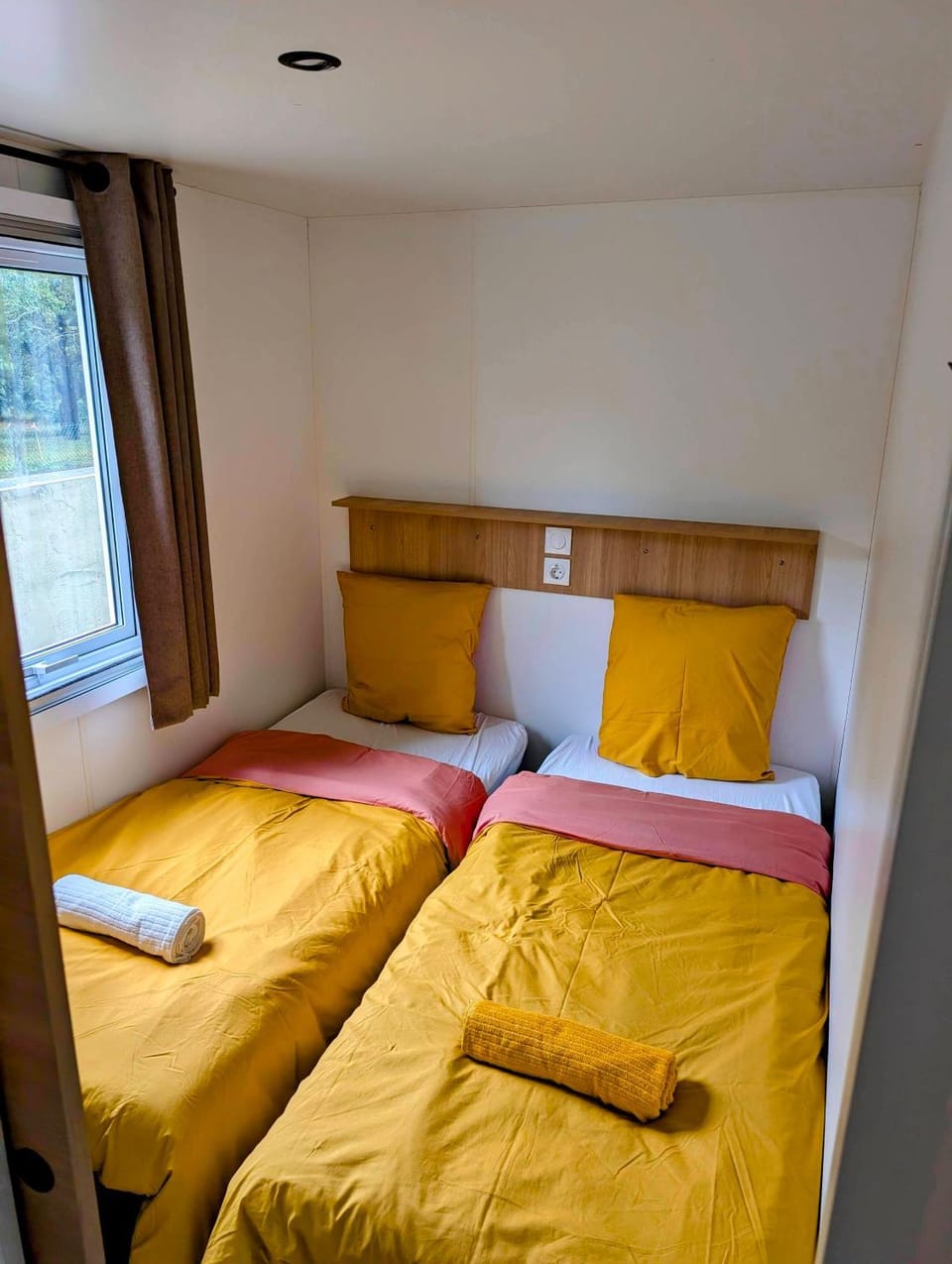 Bed, Bedroom, towels