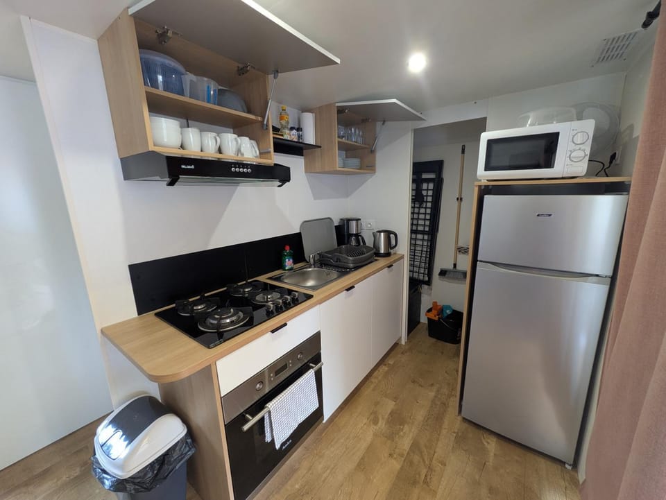 Coffee/tea facilities, Kitchen or kitchenette, oven, stove, toaster