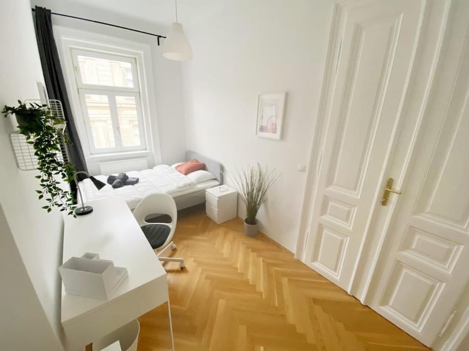 Bed, Photo of the whole room, Seating area, Bedroom