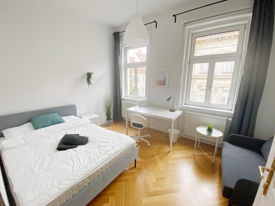 Bed, Photo of the whole room, Seating area, Bedroom, towels
