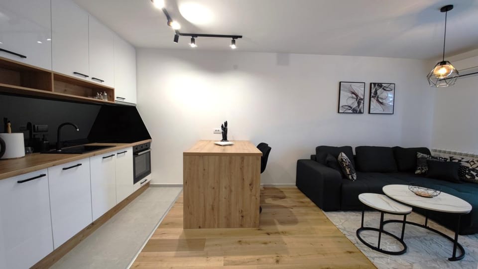 Kitchen or kitchenette, Dining area, dishwasher