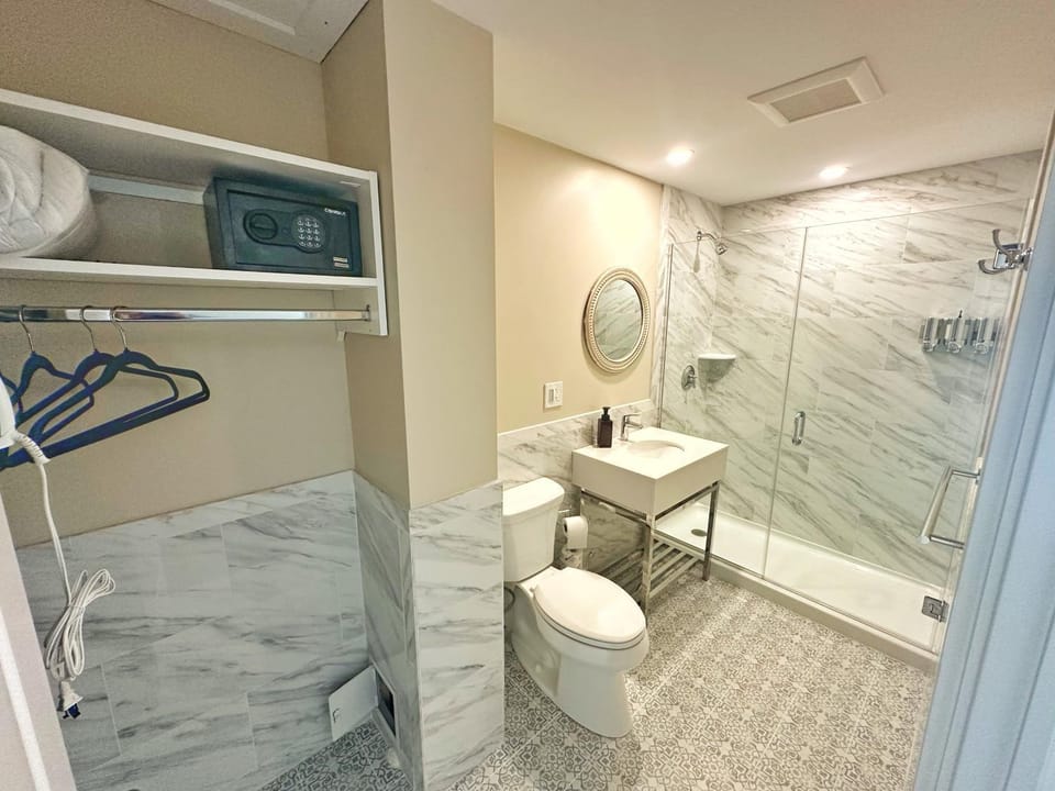 Shower, Toilet, Bathroom, towels