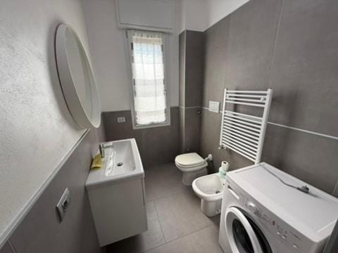 Toilet, Bathroom, bidet, towels, washing machine