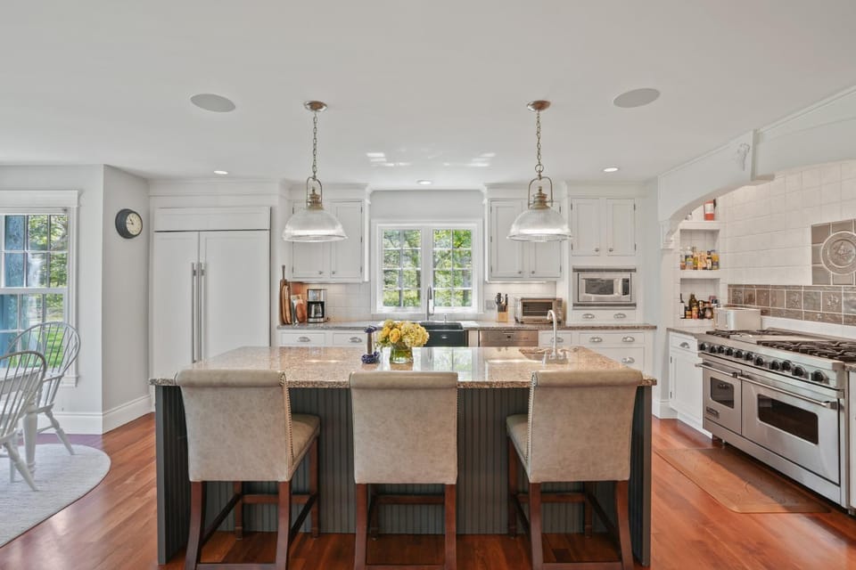 Luxe Chilmark EstatePool, BBQ & Pvt Quansoo Beach House in Menemsha