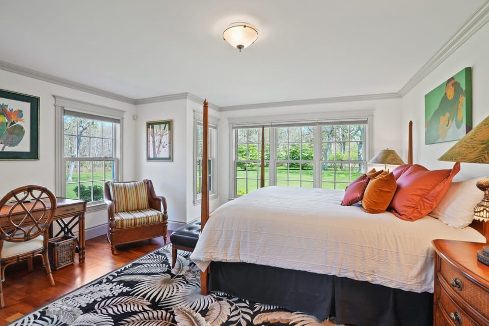 Luxe Chilmark EstatePool, BBQ & Pvt Quansoo Beach House in Menemsha