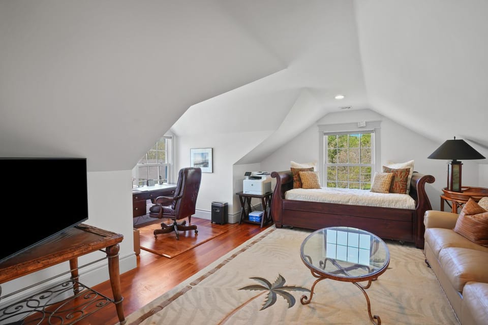 Luxe Chilmark EstatePool, BBQ & Pvt Quansoo Beach House in Menemsha