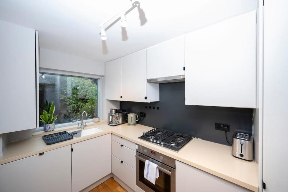 Luxury & Stylish Duplex with Private Garden Apartment in London Borough of Islington