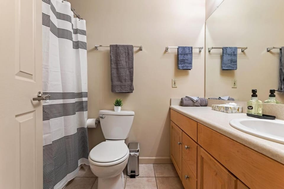 Spacious Downtown Loft Bunkbeds 2 TVs Gym Apartment in Cleveland Heights