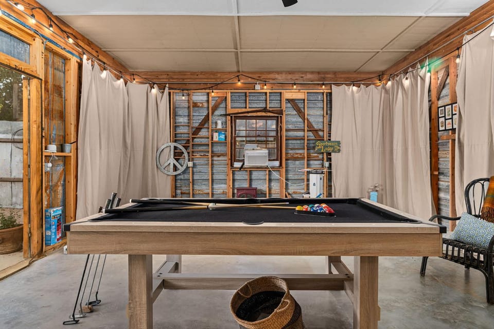 Bauern Haus - Game Room Fire Pit & More House in Fredericksburg