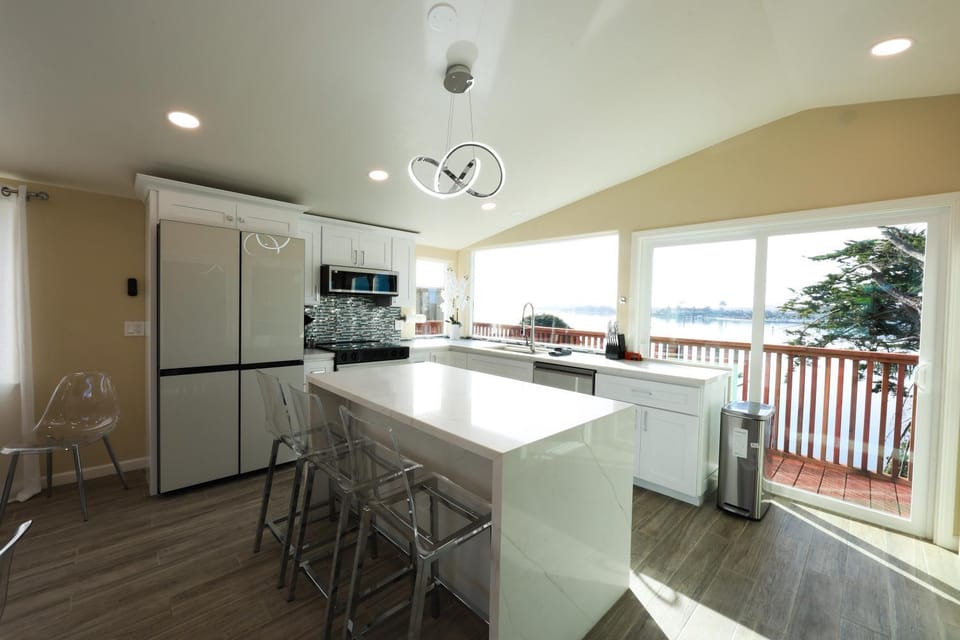 Kitchen or kitchenette, Dining area, dishwasher, microwave, oven