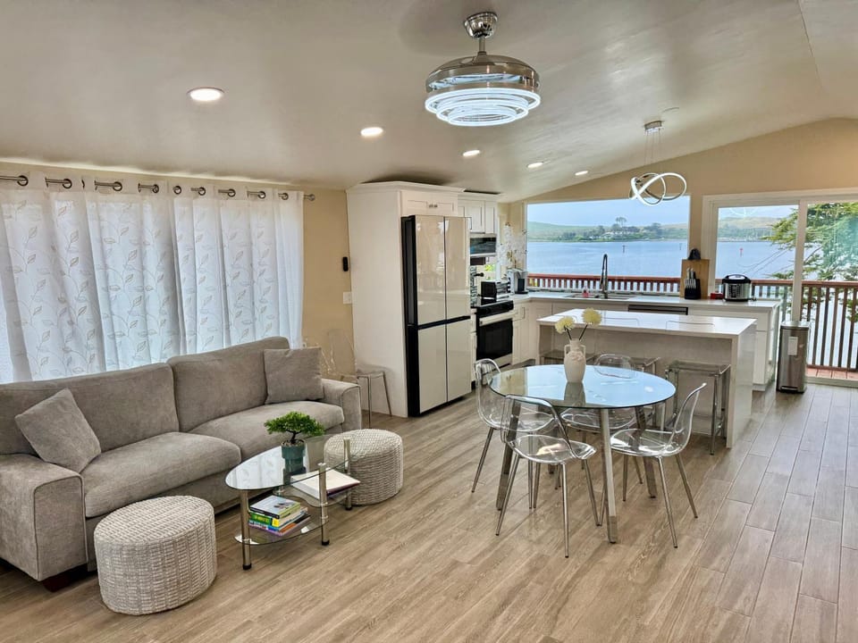 Balcony/Terrace, Living room, Seating area, Dining area, Sea view, microwave, oven, stove