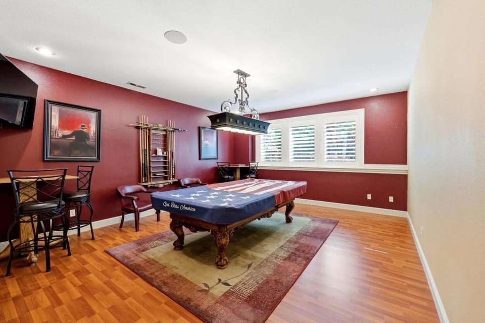Luxury Family Estate Near PDX, Theater, Sauna & Game Room Villa in Happy Valley