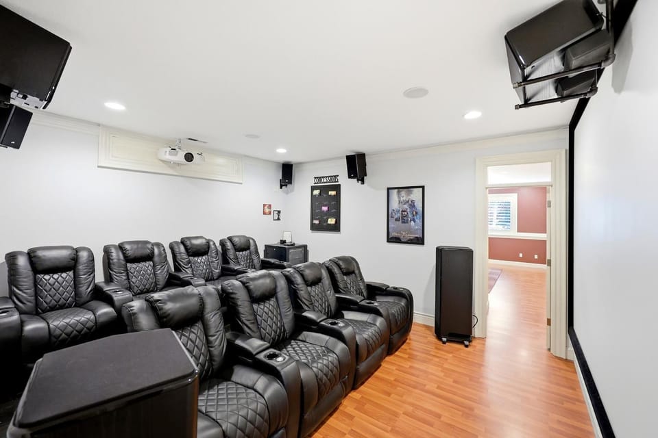 Luxury Family Estate Near PDX, Theater, Sauna & Game Room Villa in Happy Valley