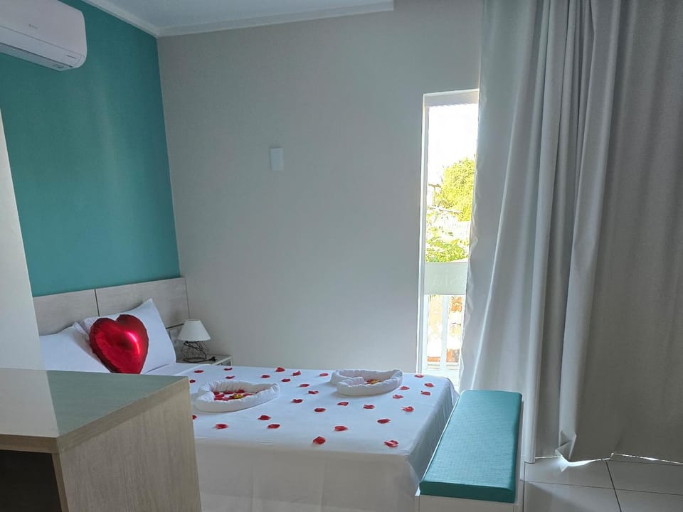 Bed, Photo of the whole room, Bedroom, air conditioner