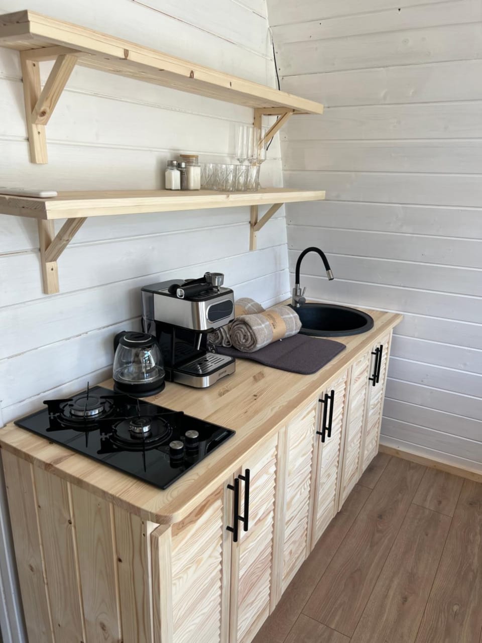 Coffee/tea facilities, Kitchen or kitchenette, stove