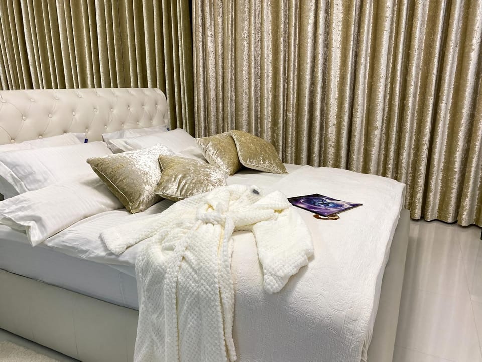 Bed, Bedroom, towels
