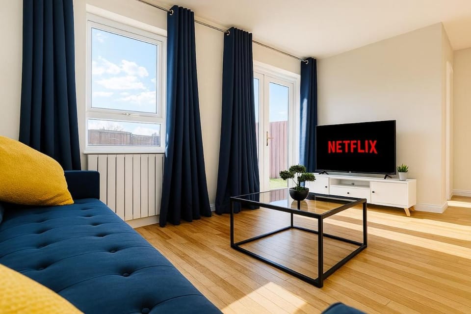 Communal lounge/ TV room, TV and multimedia, Living room, Seating area, Evening entertainment