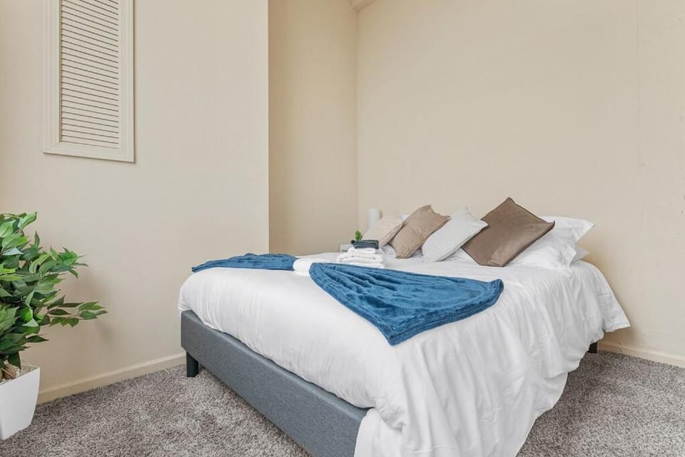 Downtown Gym Sauna Parking Pet Friendly Apartment in Cleveland Heights