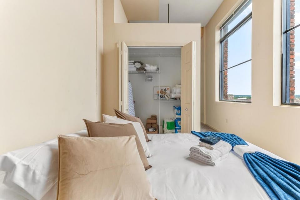 Downtown Gym Sauna Parking Pet Friendly Apartment in Cleveland Heights