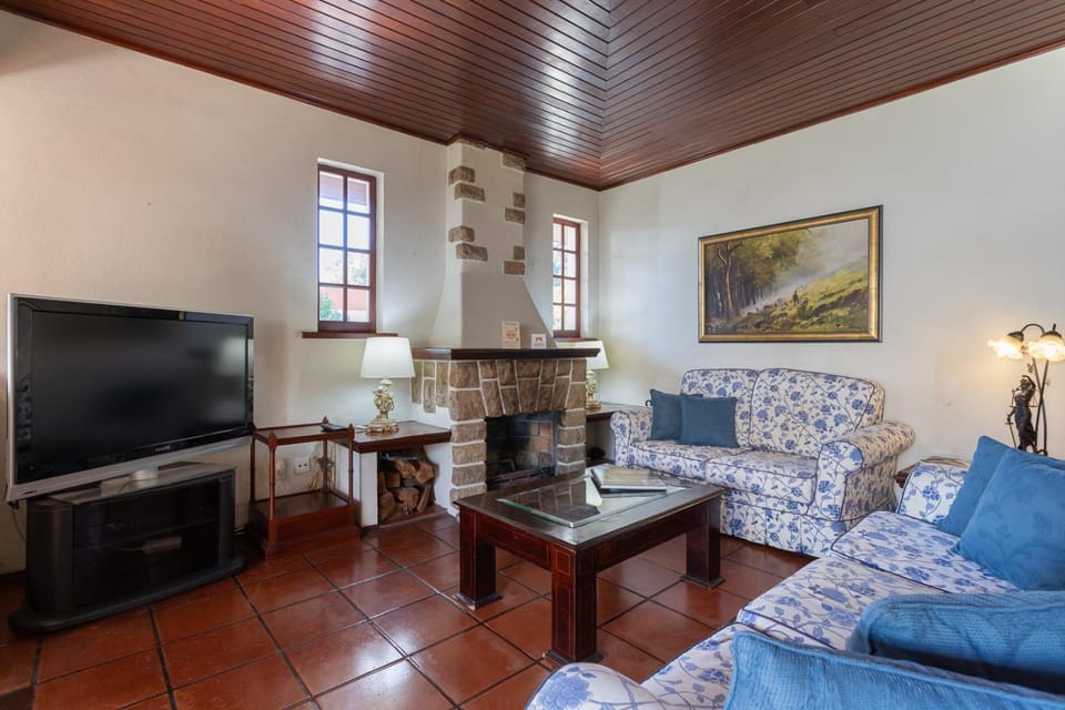 Communal lounge/ TV room, TV and multimedia, Living room, Seating area, Evening entertainment