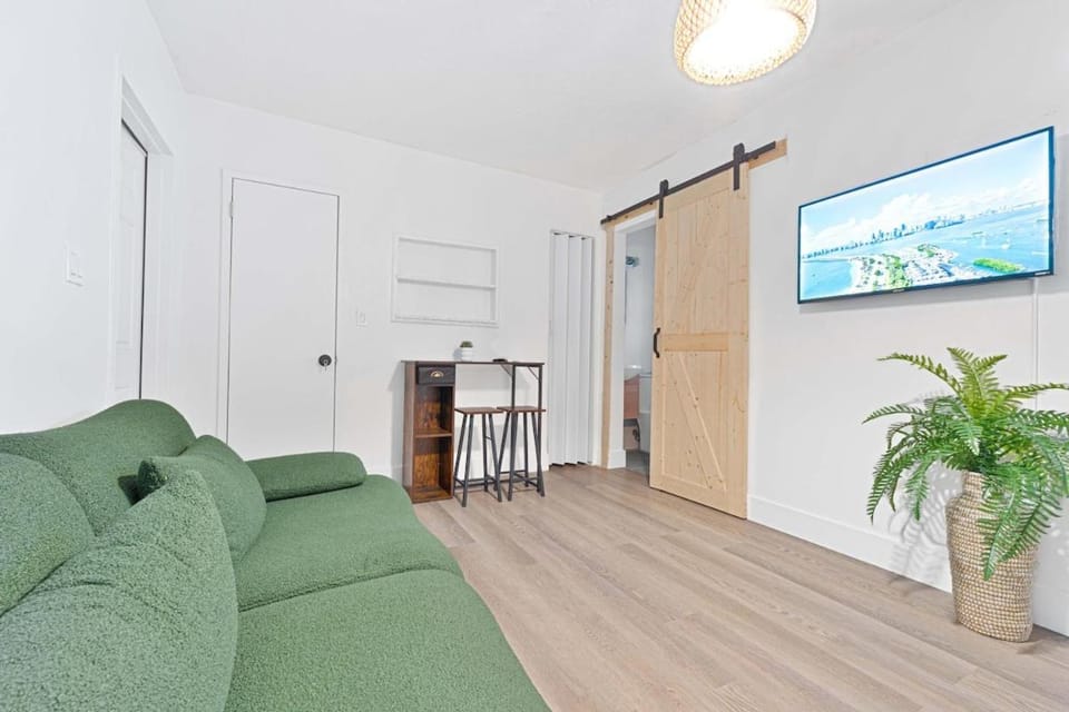 Modern Miami Studio Close to Wynwood & Downtown Apartment in Miami