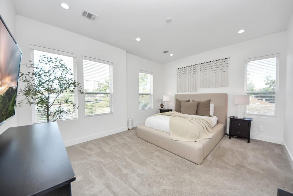 Stylish & Spacious 3BR Gem With Hot tub Near Downtown House in Harris County