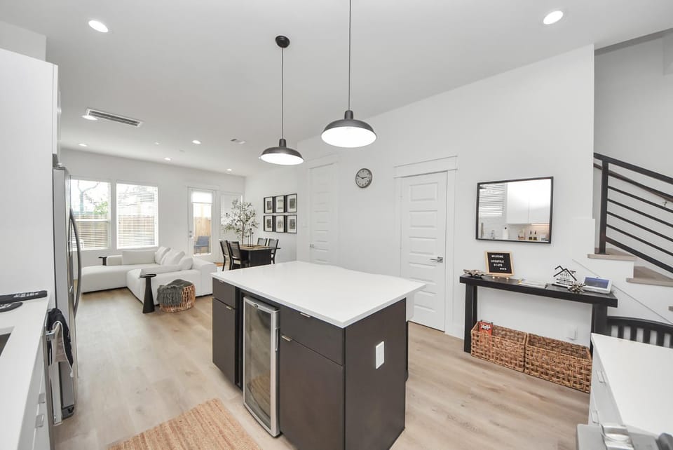 Stylish & Spacious 3BR Gem With Hot tub Near Downtown House in Harris County