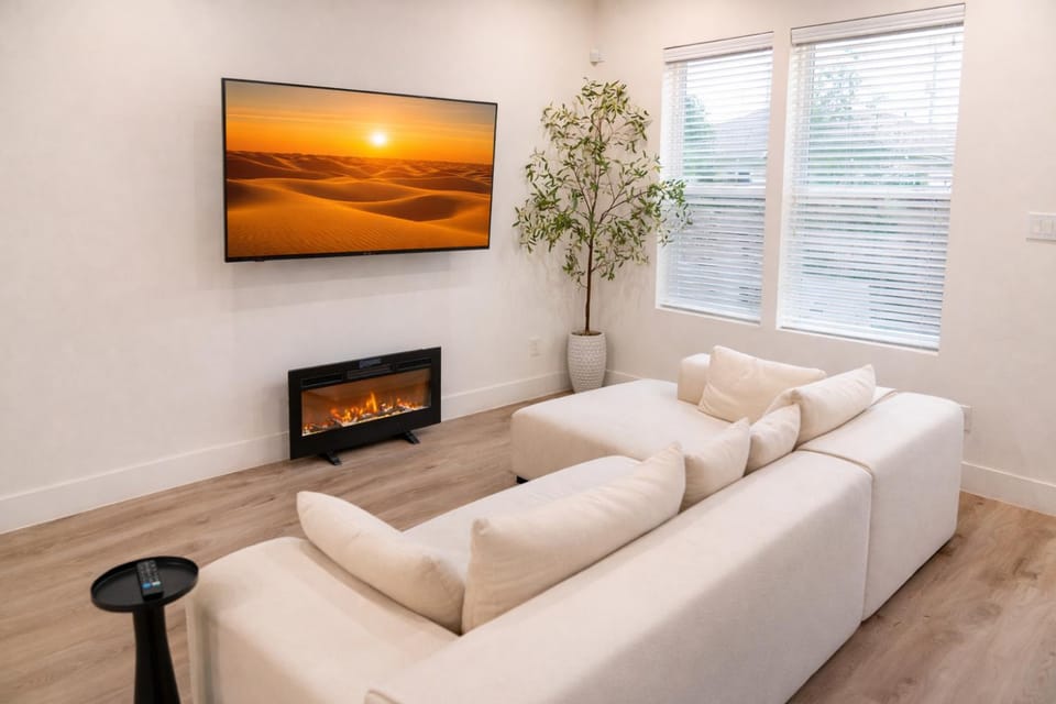 Stylish & Spacious 3BR Gem With Hot tub Near Downtown House in Harris County