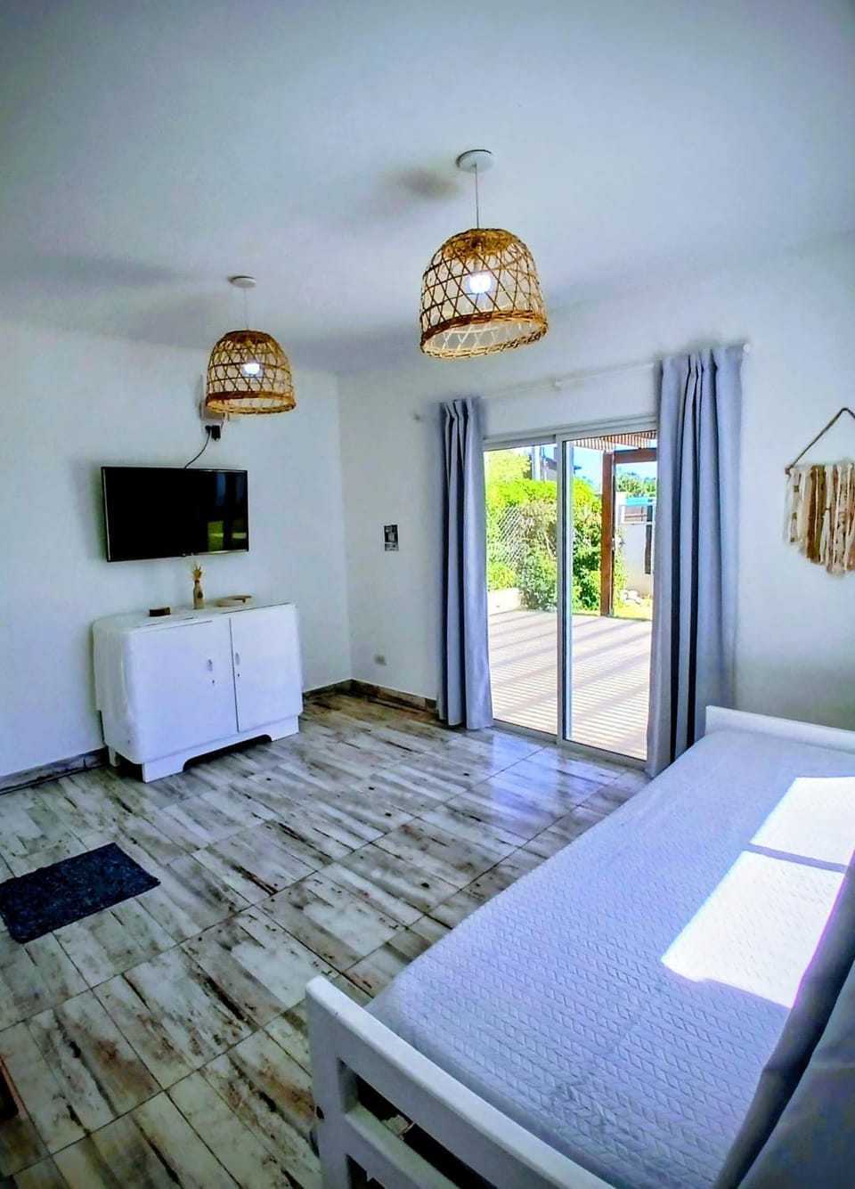 Bed, TV and multimedia, Seating area