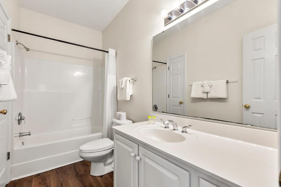 Shower, Toilet, Bathroom, Bath, towels