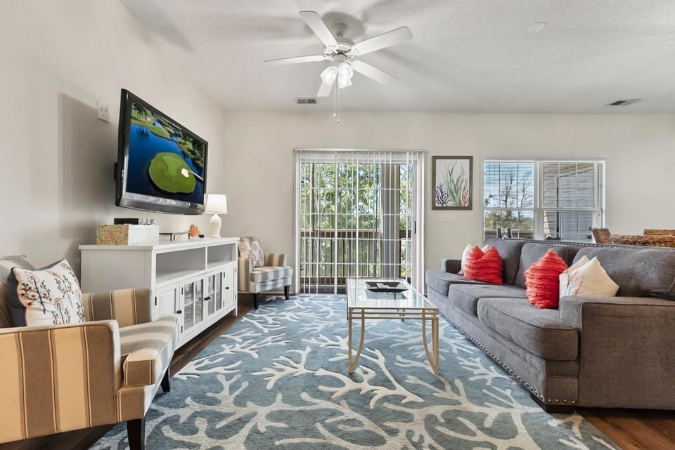 Communal lounge/ TV room, TV and multimedia, Living room, Seating area, Evening entertainment
