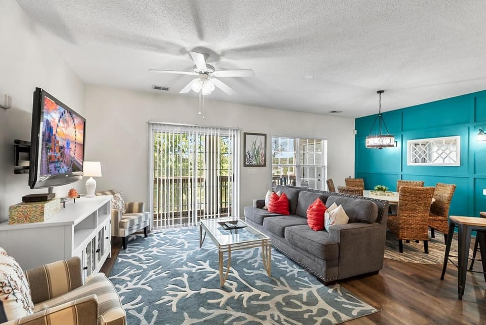Communal lounge/ TV room, TV and multimedia, Living room, Seating area, Dining area, Evening entertainment